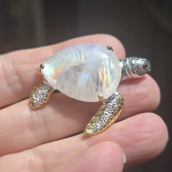 HOST PICK 🎉🎊 Moonstone 29k & Sapphire Sterling & gold sea turtle brooch NEW